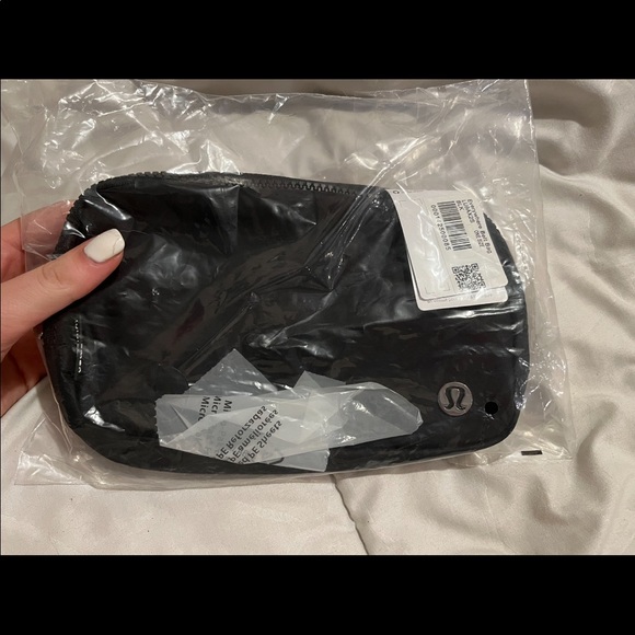 wear everywhere belt bag - NEW from lululemon - Picture 2 of 4